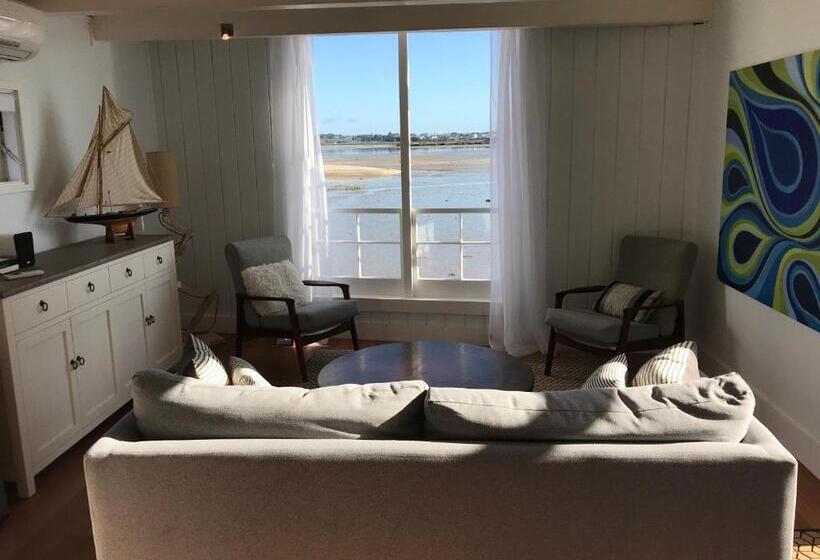 スタンダードバンガロー, The Boat House