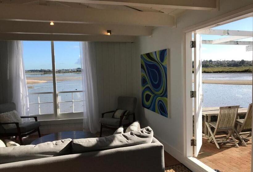 スタンダードバンガロー, The Boat House