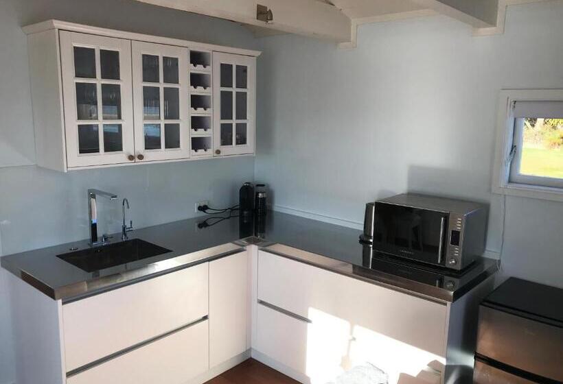 スタンダードバンガロー, The Boat House