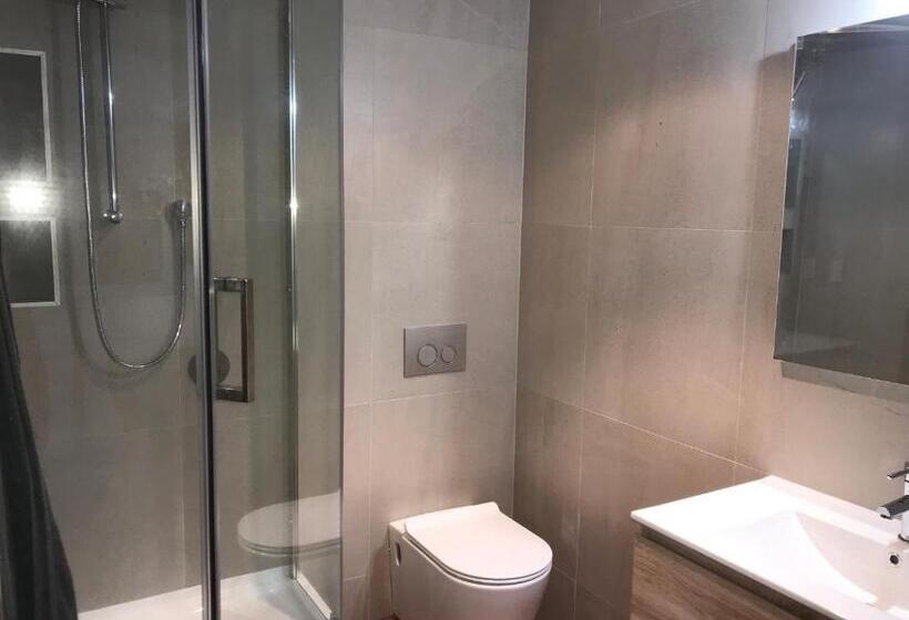 スタンダードバンガロー, The Boat House