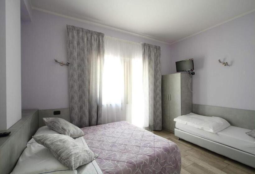 اتاق ساده سه نفره, Il Ruscello Rooms And Luxury Suite