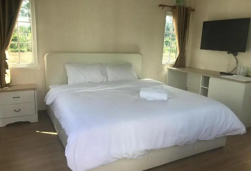 スーペリアーバンガロー, Evie Mae Resort