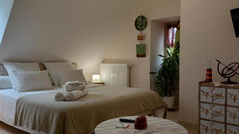 스위트 킹사이즈 침대, Aux Penates De Toni Beauval