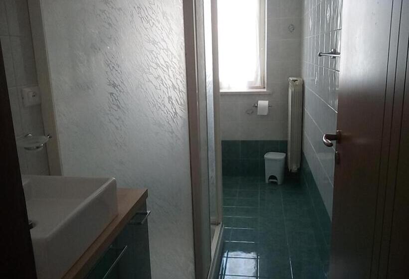 اتاق استاندارد چهارنفره با بالکن, Villetta Del Parco