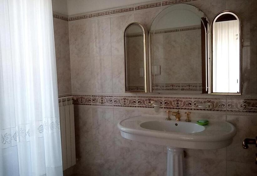 اتاق استاندارد چهارنفره با بالکن, Villetta Del Parco