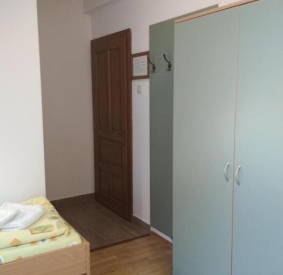 اتاق استاندارد سه نفره, Fodor Ház