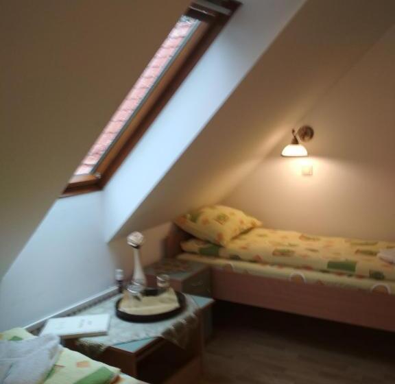 اتاق استاندارد سه نفره, Fodor Ház