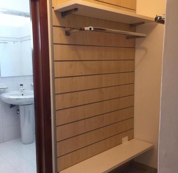 غرفة عائلية, Le Stanze Di Cortès