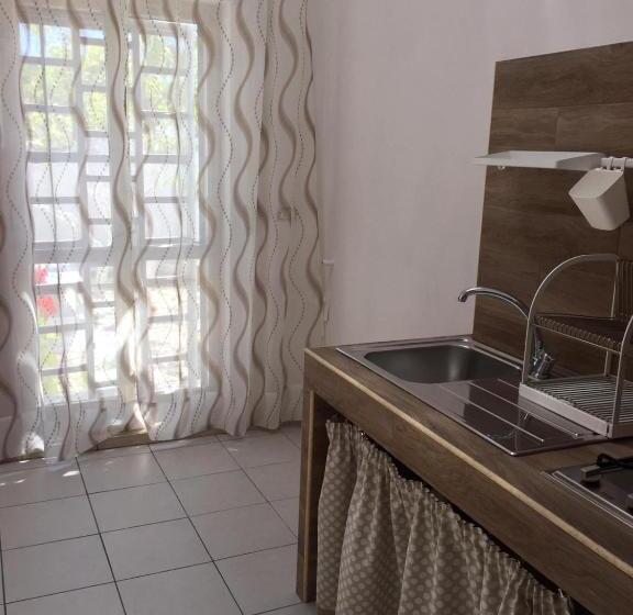 غرفة عائلية, Le Stanze Di Cortès