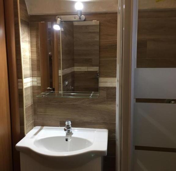 غرفة قياسية ثلاثية, Le Stanze Di Cortès