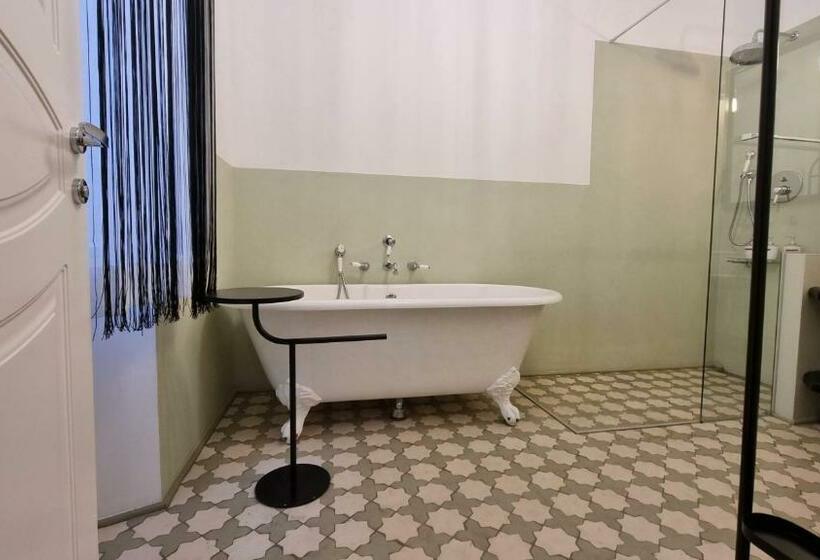 اتاق استاندارد سه نفره, Dada