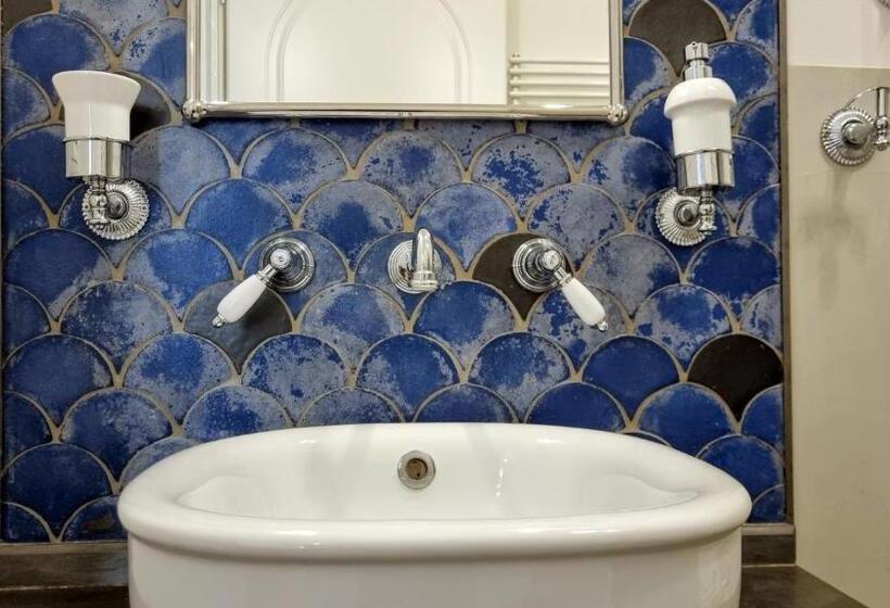 اتاق استاندارد سه نفره, Dada