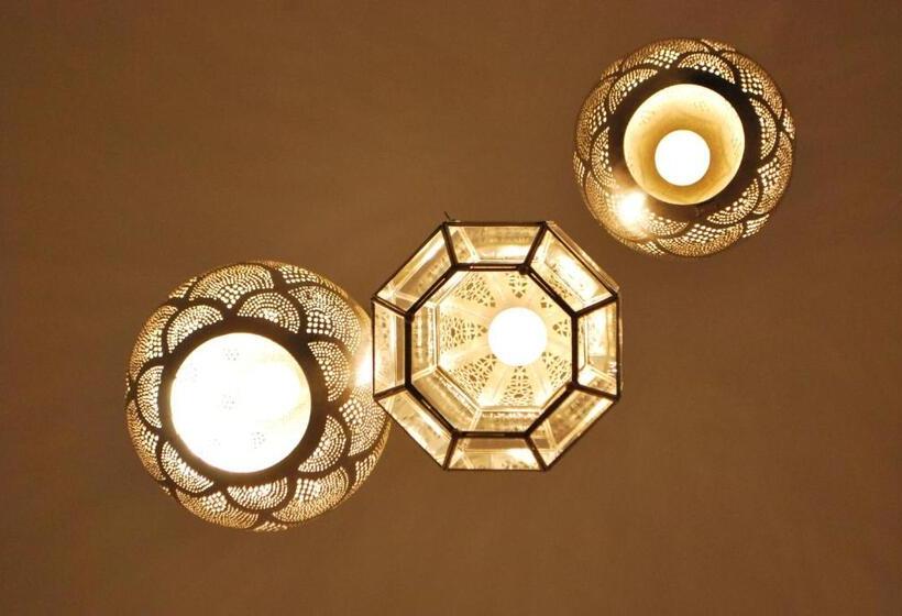 اتاق استاندارد سه نفره, Dada