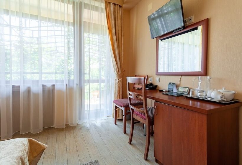 اتاق استاندارد, Grace Nairi