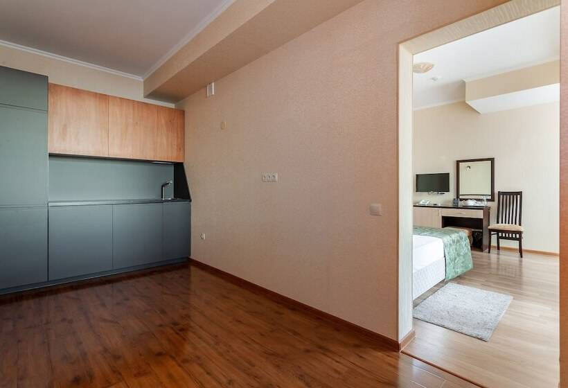 اتاق خانوادگی, Grace Nairi