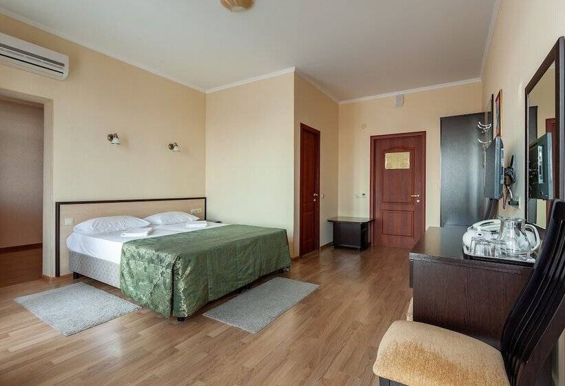 اتاق خانوادگی, Grace Nairi