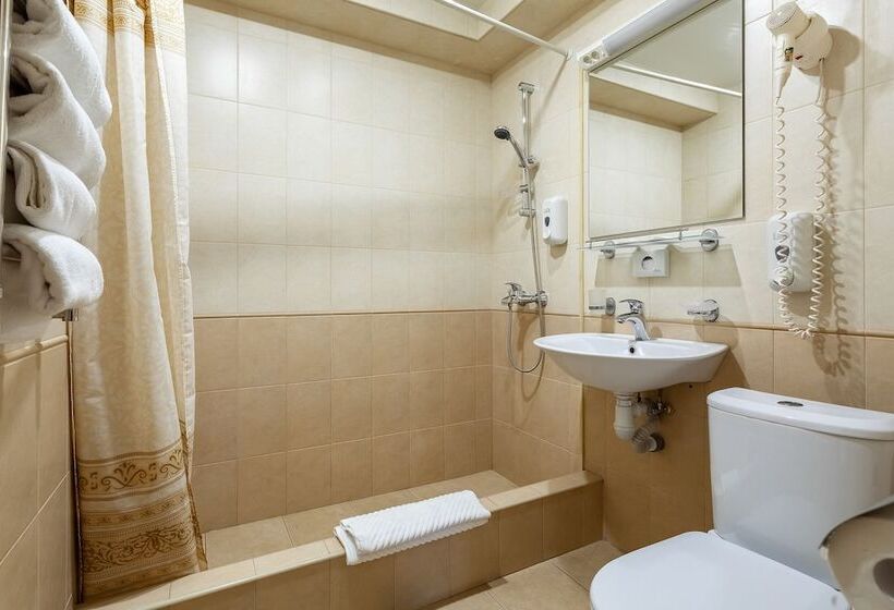 اتاق اکونومی, Grace Nairi