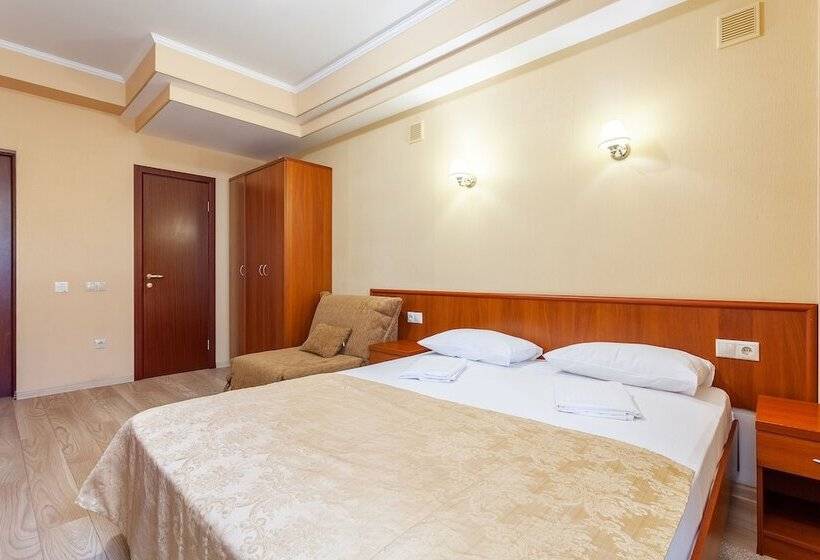 اتاق اکونومی, Grace Nairi