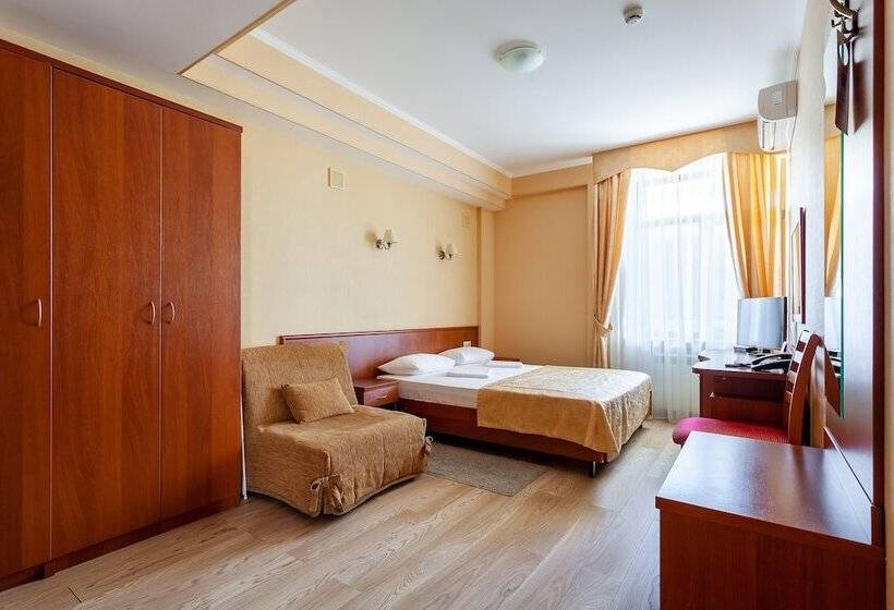 اتاق اکونومی, Grace Nairi