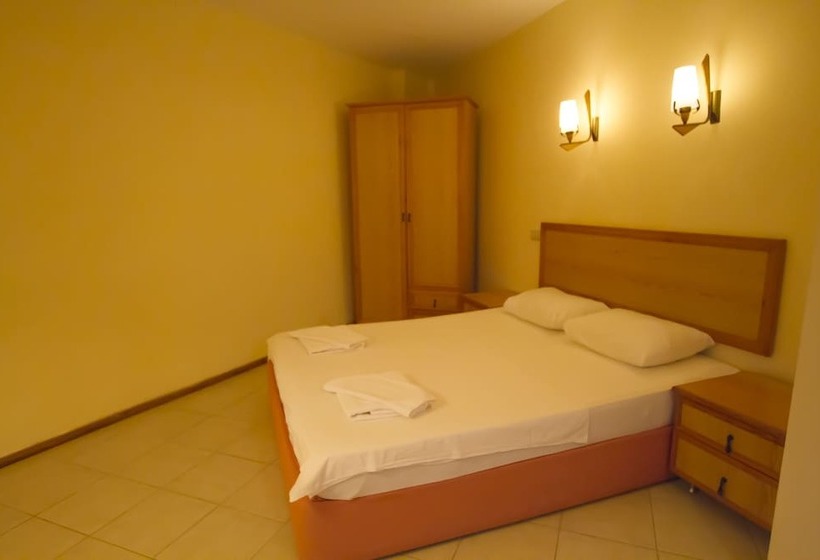 Deluxe Suite, Kulube