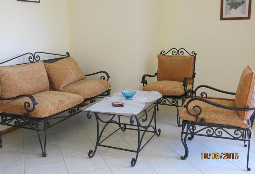 Deluxe Suite, Kulube