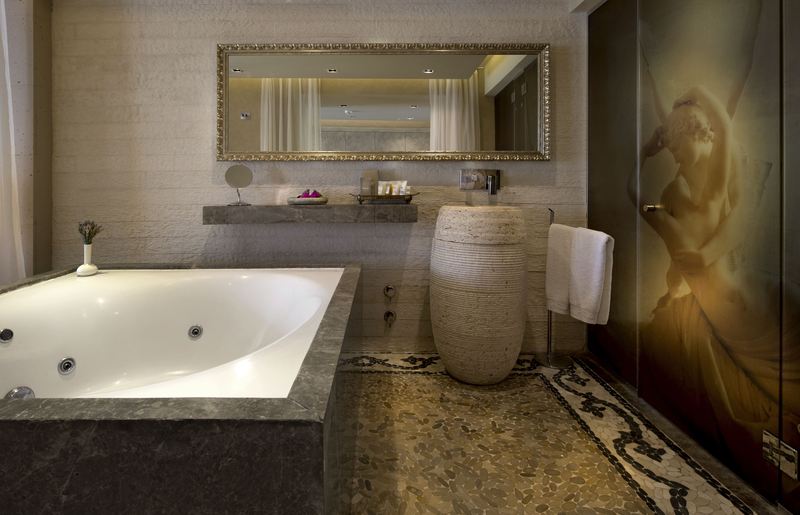 Номер Deluxe, Marti Hemithea