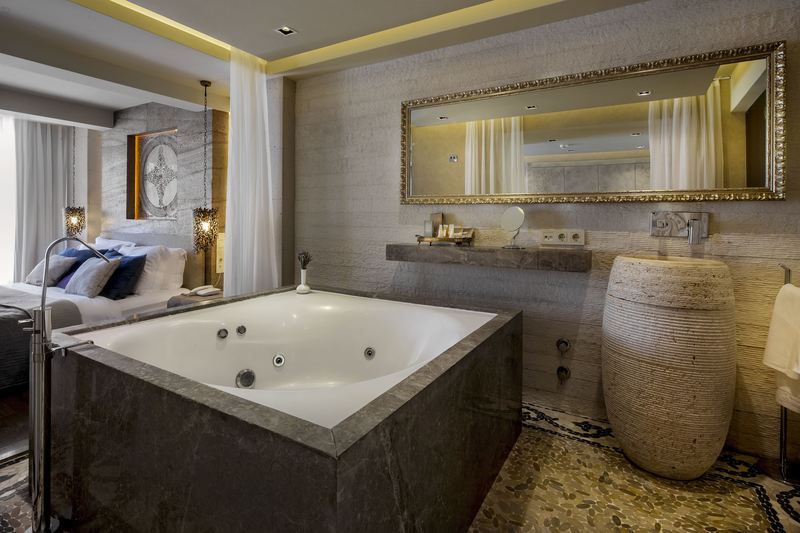 Номер Deluxe, Marti Hemithea