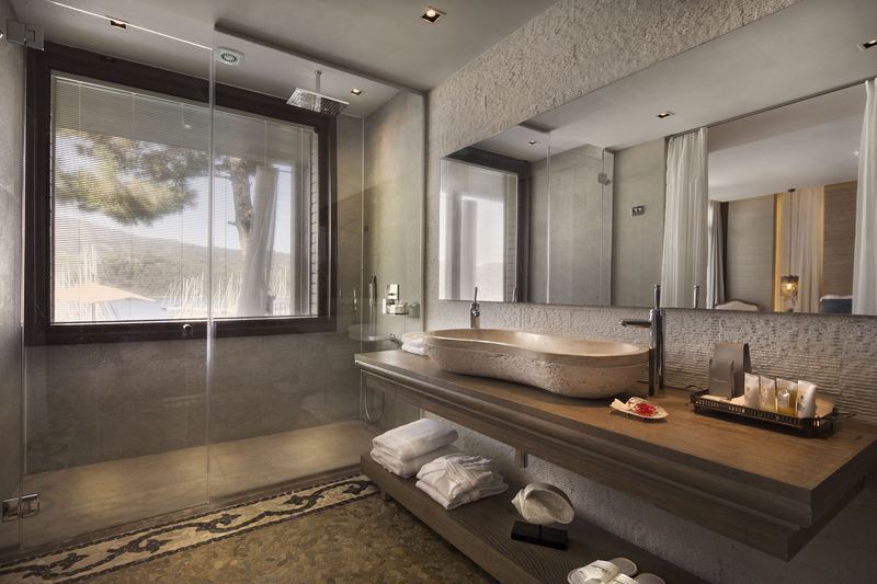 Номер Superior, Marti Hemithea