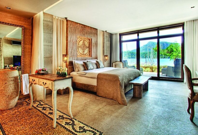 Номер Deluxe, Marti Hemithea