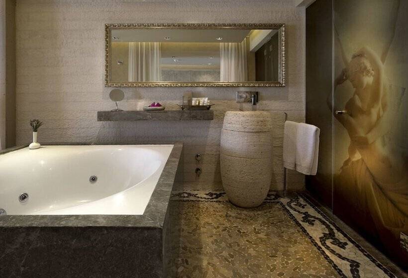 Номер Deluxe, Marti Hemithea