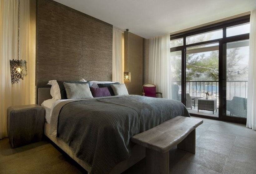 Номер Deluxe, Marti Hemithea