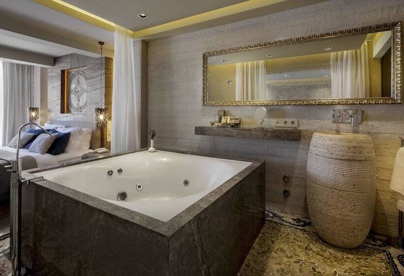 Номер Deluxe, Marti Hemithea