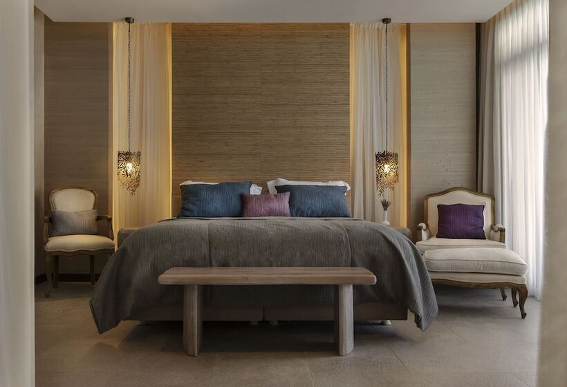 Номер Superior, Marti Hemithea