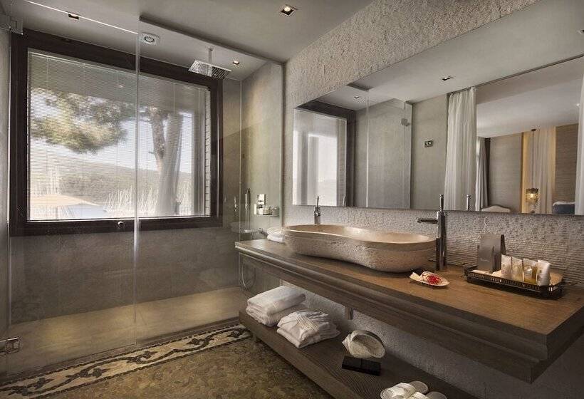 Номер Стандарт Вид на Море, Marti Hemithea