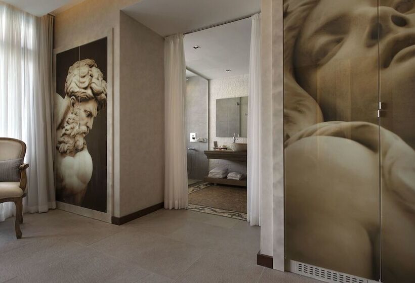 Номер Стандарт Вид на Море, Marti Hemithea