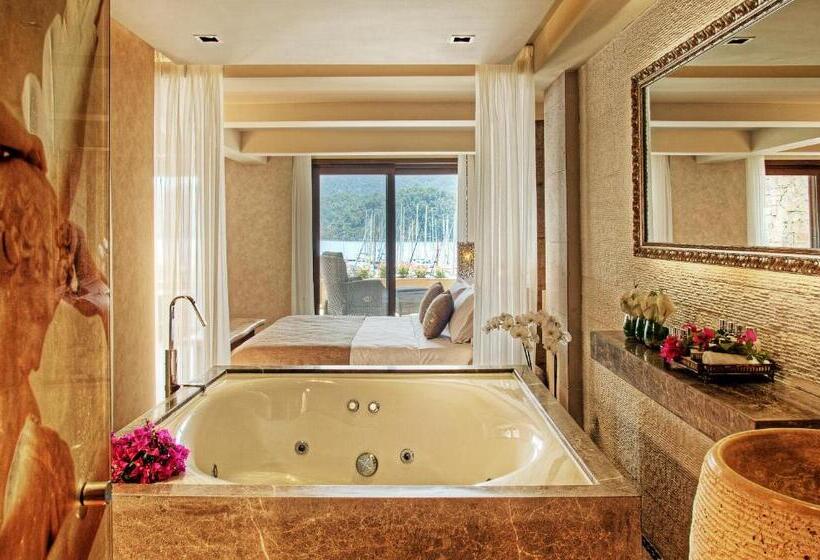 Номер Deluxe, Marti Hemithea