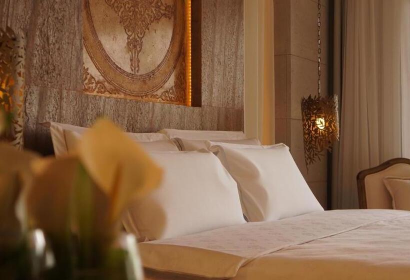 Номер Deluxe, Marti Hemithea