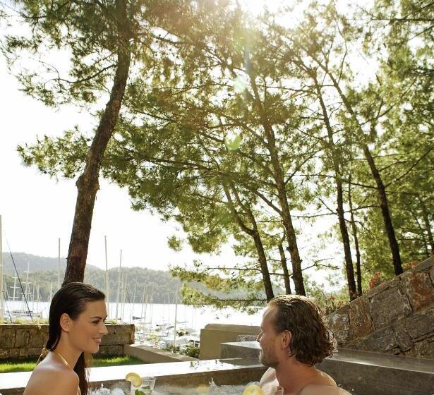 Люкс, Marti Hemithea