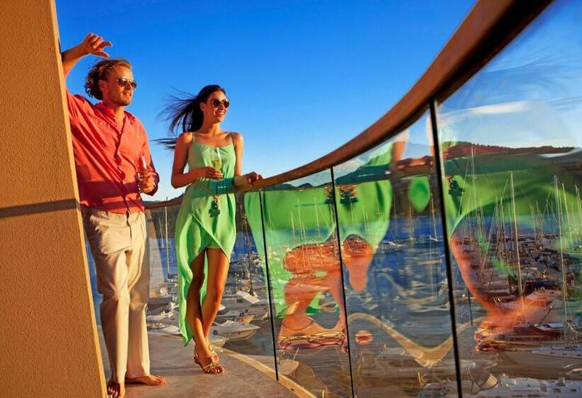 Люкс, Marti Hemithea