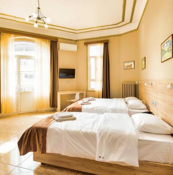 غرفة قياسية ثلاثية, Nea Metropolis