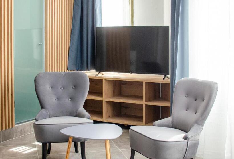 غرفة سوبيريور, Nea Metropolis