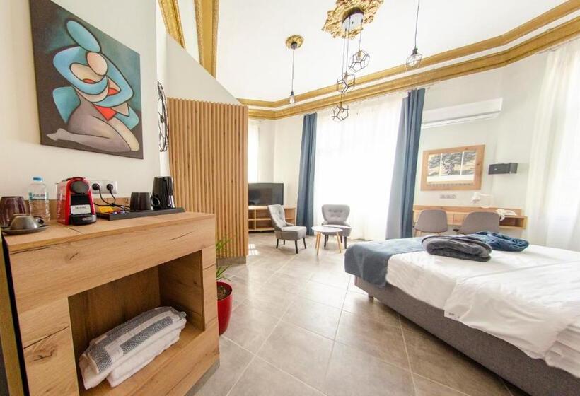 غرفة سوبيريور, Nea Metropolis