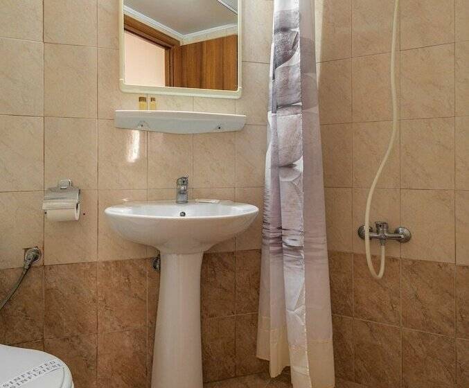 غرفة قياسية ثلاثية, Nea Metropolis