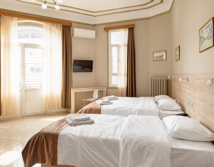 غرفة قياسية ثلاثية, Nea Metropolis