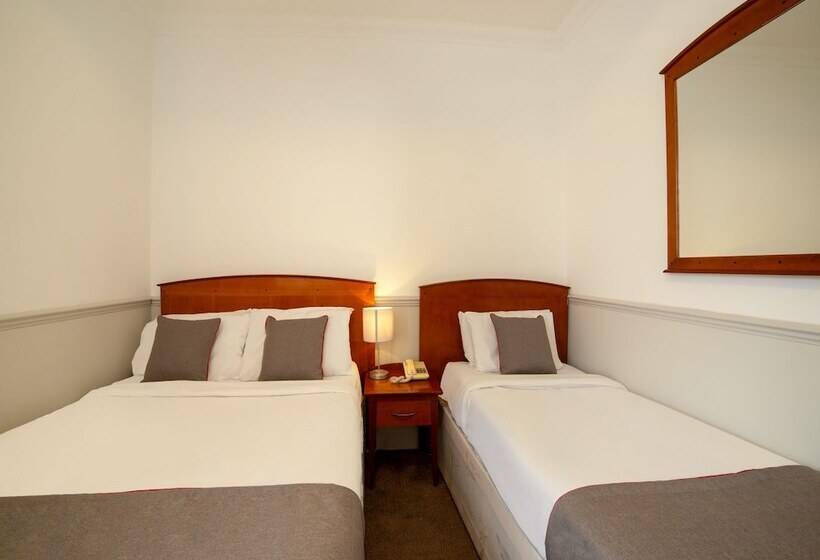 اتاق لوکس سه تخته, OYO London Luton
