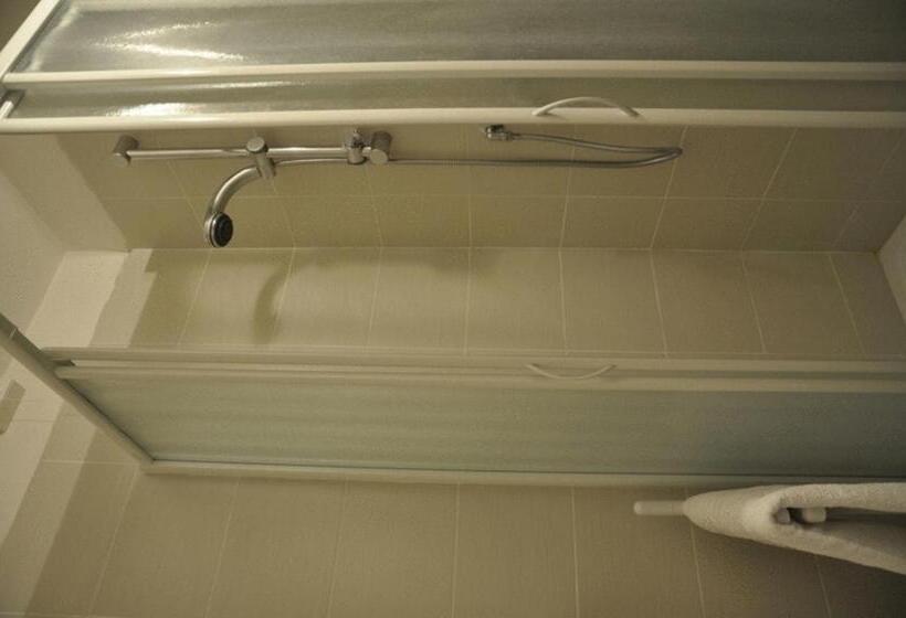 Quarto Triplo Standart, Regina