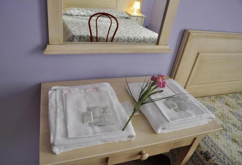 Quarto Triplo Standart, Regina