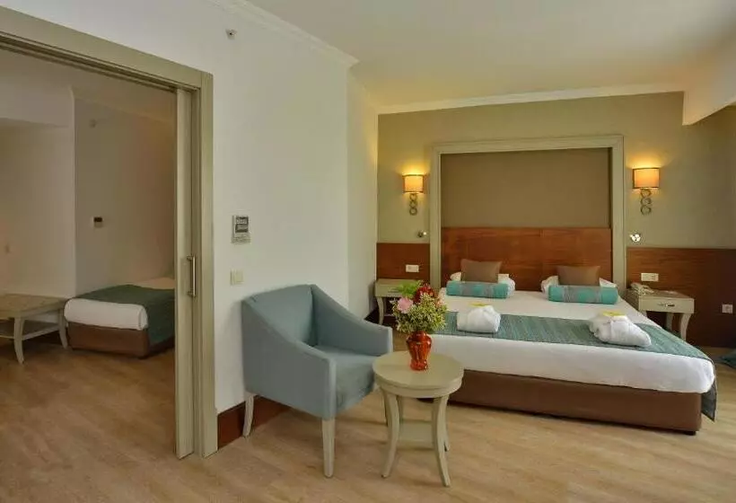 اتاق خانوادگی با چشم‌انداز باغ, Side Crown Palace - Ultra All Inclusive