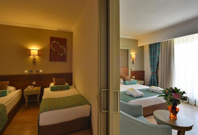 اتاق خانوادگی با چشم‌انداز باغ, Side Crown Palace - Ultra All Inclusive