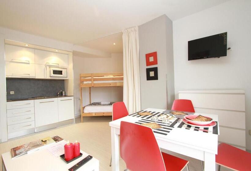 شقة غرفة واحدة, Inside Plaza Sierra Nevada